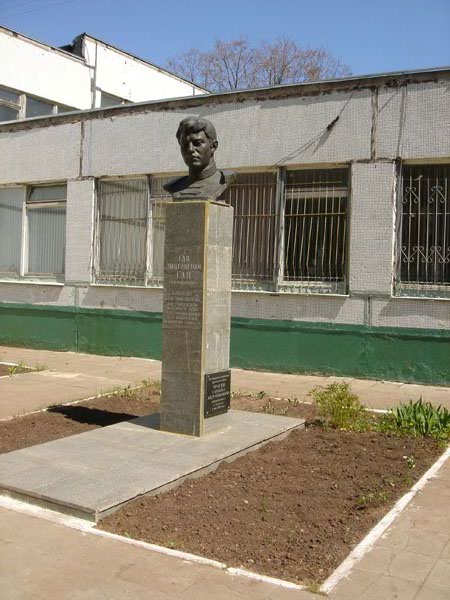 На  территории школы № 33 расположен памятник-бюст Г. Д. Гаю, герою гражданской войны.