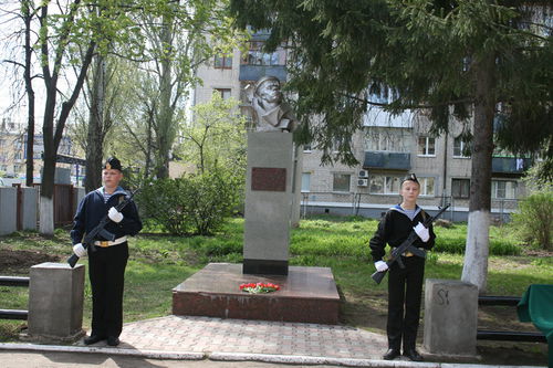 Памятник Е.А.Никонову в школьном дворе МБУ лицея 19
