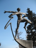 Памятник марафонцу